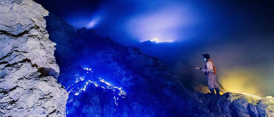 From Bali: 3-Day Excursion to Ijen and Mount Bromo - Ijen at night: blue flames, cold air, and a tough descent