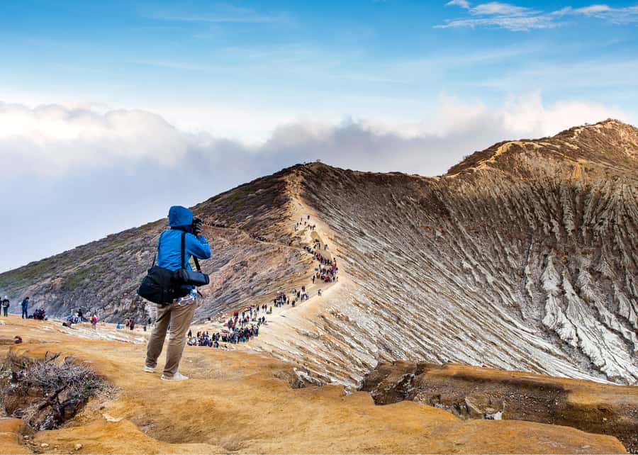 From Bali: Private Mount Ijen Crater Volcano Midnight Trek - The midnight climb: cold steps, star photos, and why flashlights matter