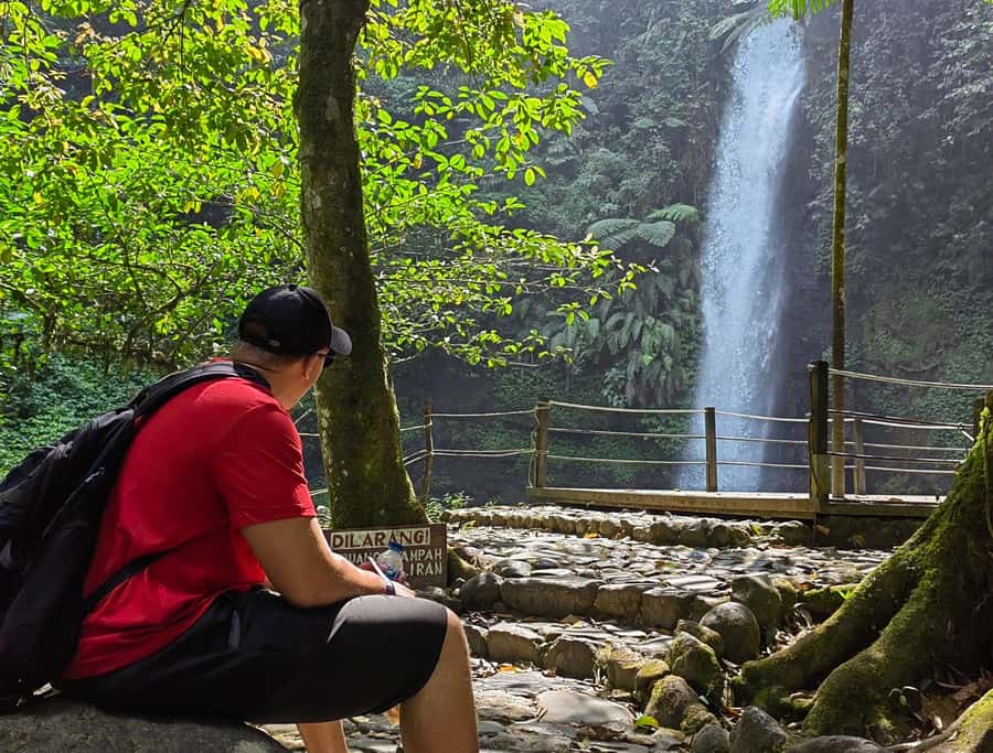 From Jakarta: Situ Gunung Suspension Bridge & Waterfall Tour - The lake stop and lunch in Sukabumi: fuel, then scenery