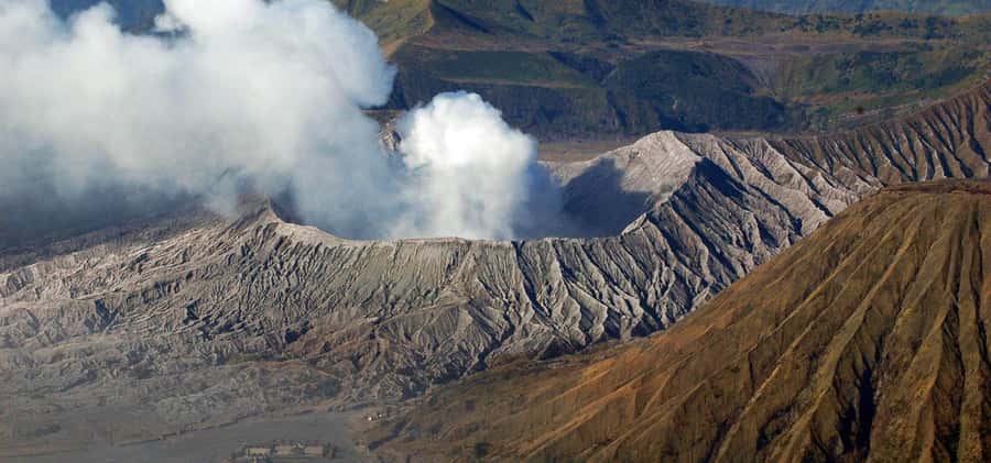 From Probolinggo: 2-Day Mount Bromo and Ijen Volcano Tour - The safety setup at Ijen: gas mask and flashlight do the heavy lifting