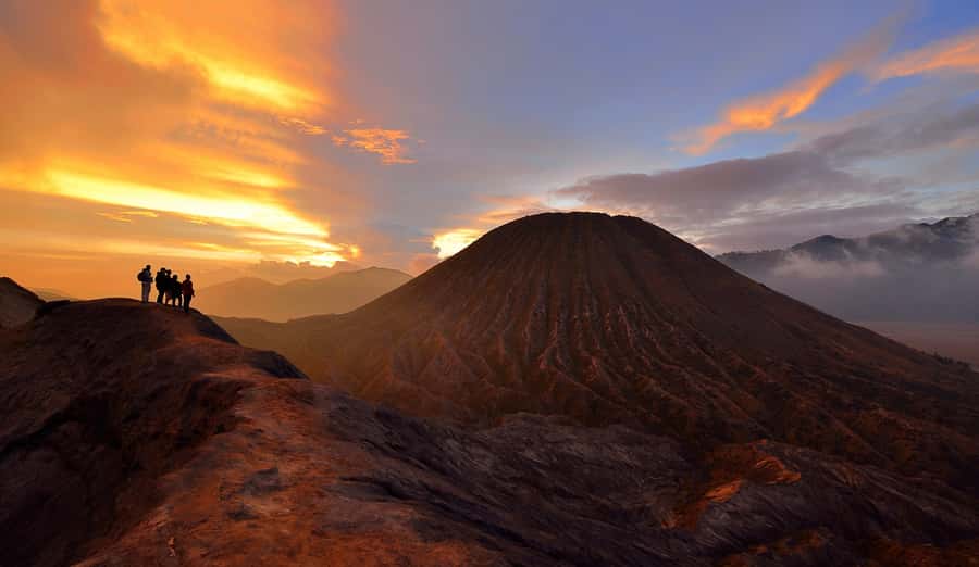 From Probolinggo: Mount Bromo Sunset Tour by Land Cruiser - The crater rim walk: sulfur smoke, roar, and 250 steps