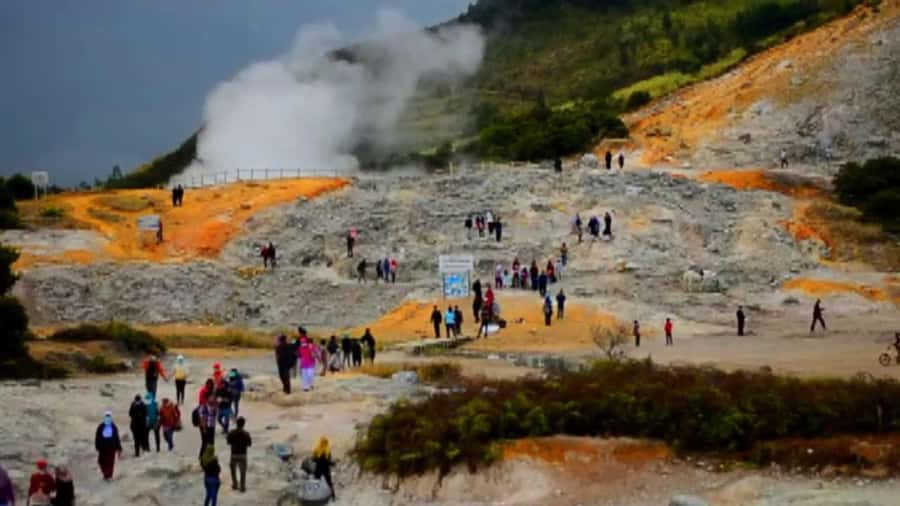 From Yogyakarta : Dieng Plateau Fullday Tour - Sikidang Crater and Color Lake: steam, sulfur, and eye-catching color