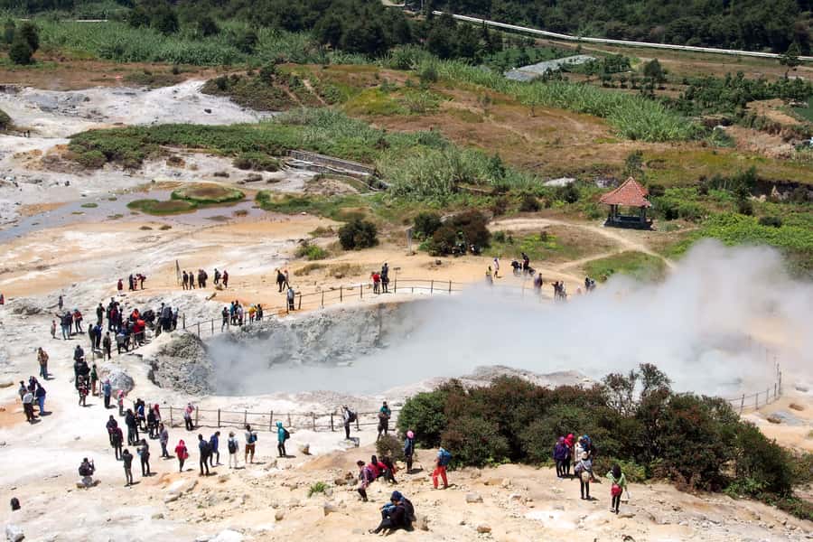 From Yogyakarta: Dieng Plateau Golden Sunrise Guided Trip - Telaga Warna Lake: How Sulfur Makes the Water Change Color