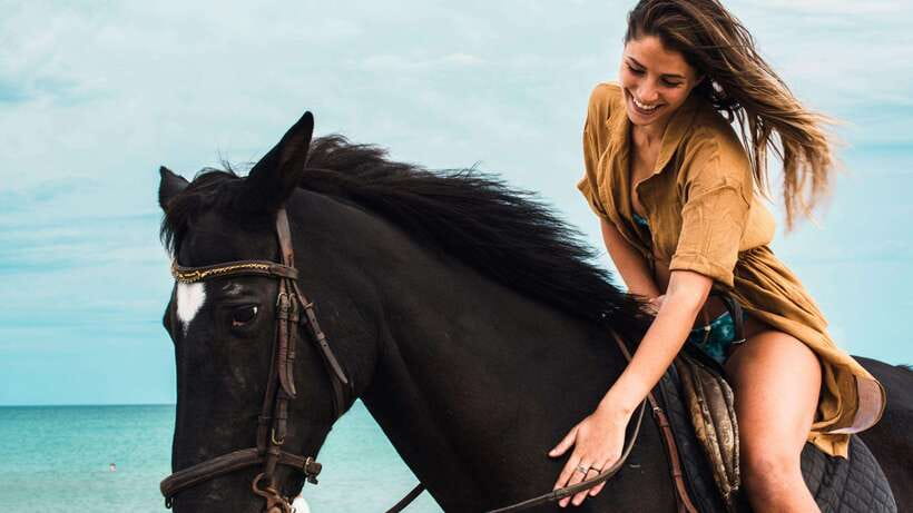 Gili Trawangan: Beach Horseback Riding with Pickup Hotel - Sunrise, Sunset, or Afternoon: Picking the Right Time for Photos and Comfort