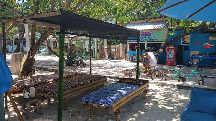 Gili Trawangan: Beach Massage with Sunset and Cocktail - Finding The Gili Beach Bar and asking for Budi