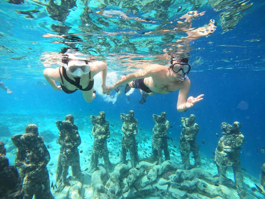 Gili Trawangan: Gili Islands Sunset Boat Tour and Snorkeling - Safety, life jackets, and how the guide style affects your experience