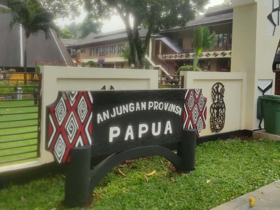 Indonesia Miniature in Park and Jakarta Highlights Tour - Glodok Chinatown market: Dharma Bhakti temple and a real street stroll