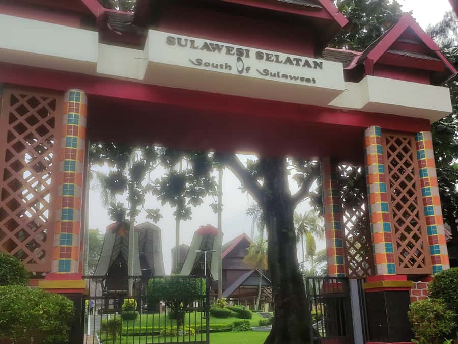 Indonesia Miniature in Park and Jakarta Highlights Tour - Downtown Jakarta’s faith landmarks: Istiqlal and the Cathedral