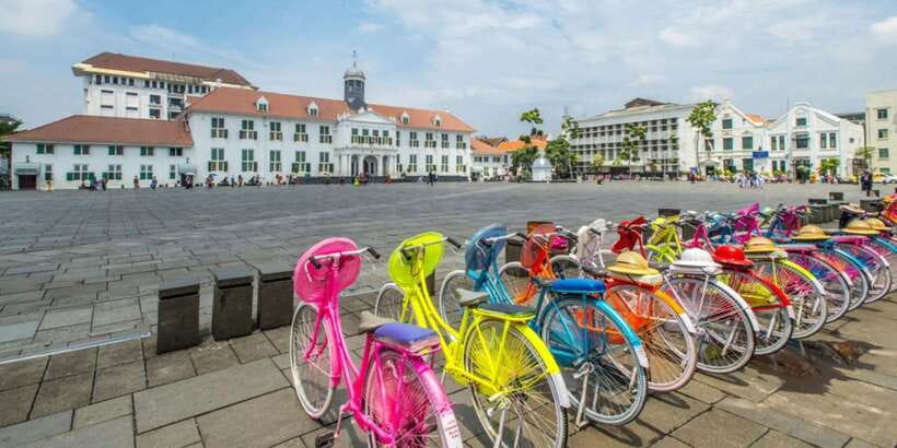 Jakarta: 5 Hour Jakarta City Tour - Highlights Jakarta - Merdeka Square and the National Monument: the classic photo, with minimal fuss