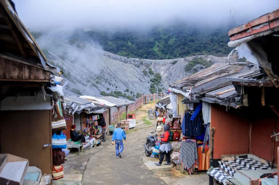Jakarta: Bandung Volcano Day Tour - Your guides and driver: why it affects the whole day