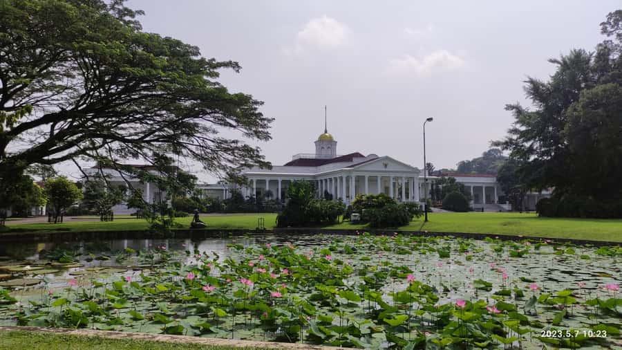 Jakarta : Botanical Garden, Waterfalls, and Rice Fields Tour - Bogor Botanical Gardens and the Buitenzorg “place with no worries”