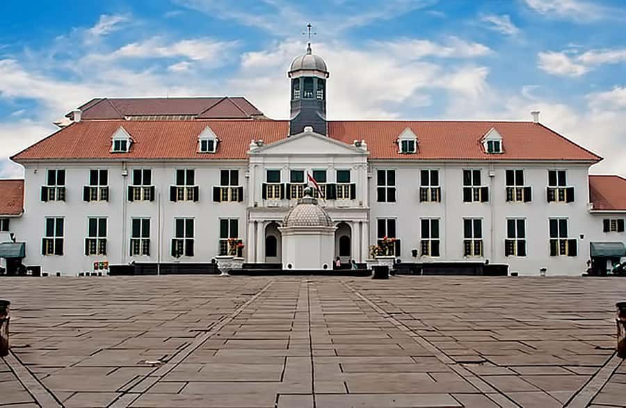 Jakarta : Highlights Explore Full Day Tour - Guides and drivers: where this tour tends to do best