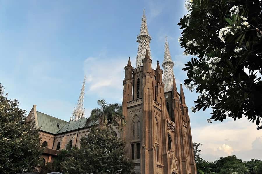 Jakarta: Jakarta Culture and Landmarks Full-Day Tour - Istiqlal Mosque, then the Cathedral: architecture with a message
