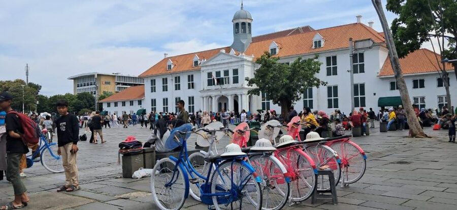 Jakarta: Private Car Charter with Professional Driver - The vehicle comfort factor: AC and privacy in the Jakarta heat