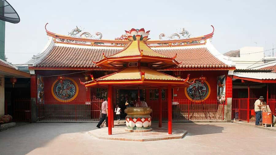 Jakarta: Private Full-Day Guided Tour Highlight of Jakarta - Dharma Bhakti Temple, wet market life, and snack breaks that feel local