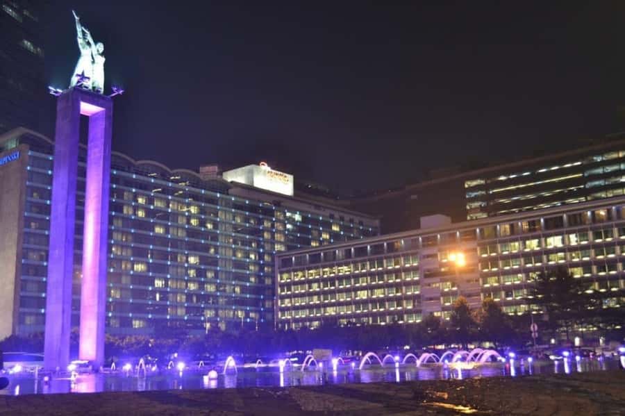 Jakarta: Private Guided Sightseeing & Street Food Night Tour - Welcome Statue and Independence Square area: monuments you can see from the right angles