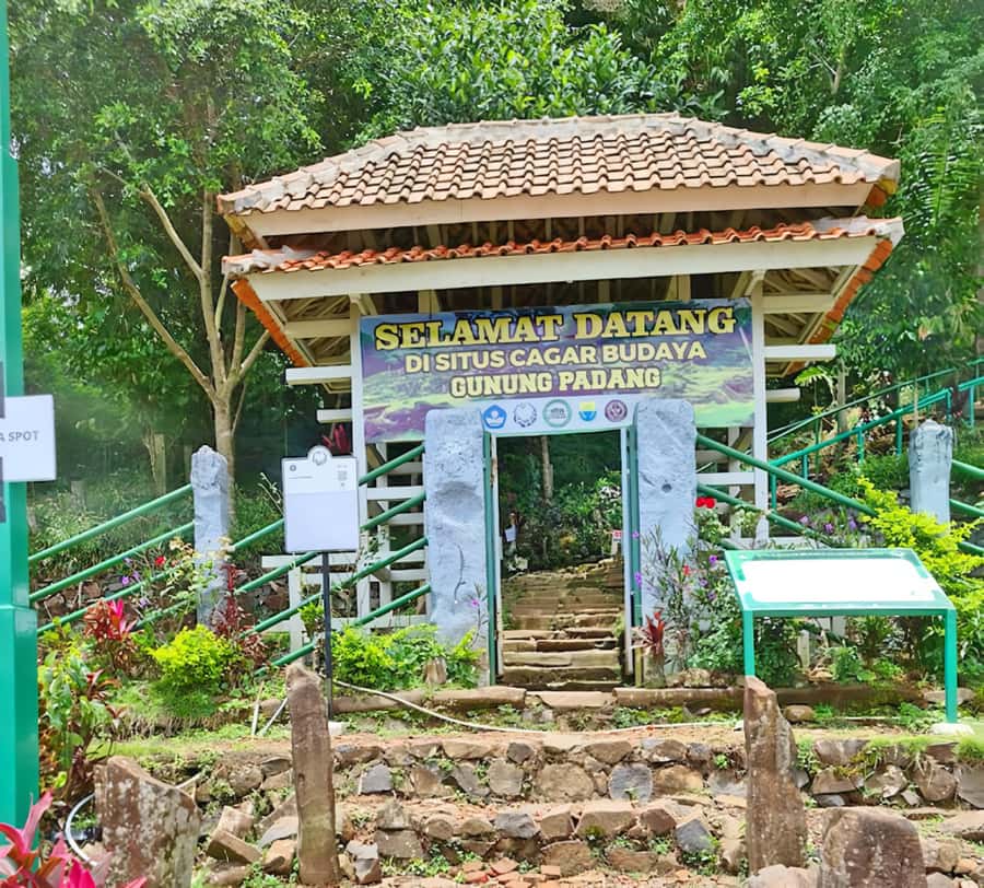 Jakarta Private Tour : Situs Gunung Padang - The Guide Makes or Breaks the Day (Ine, Glorine, and Elun)