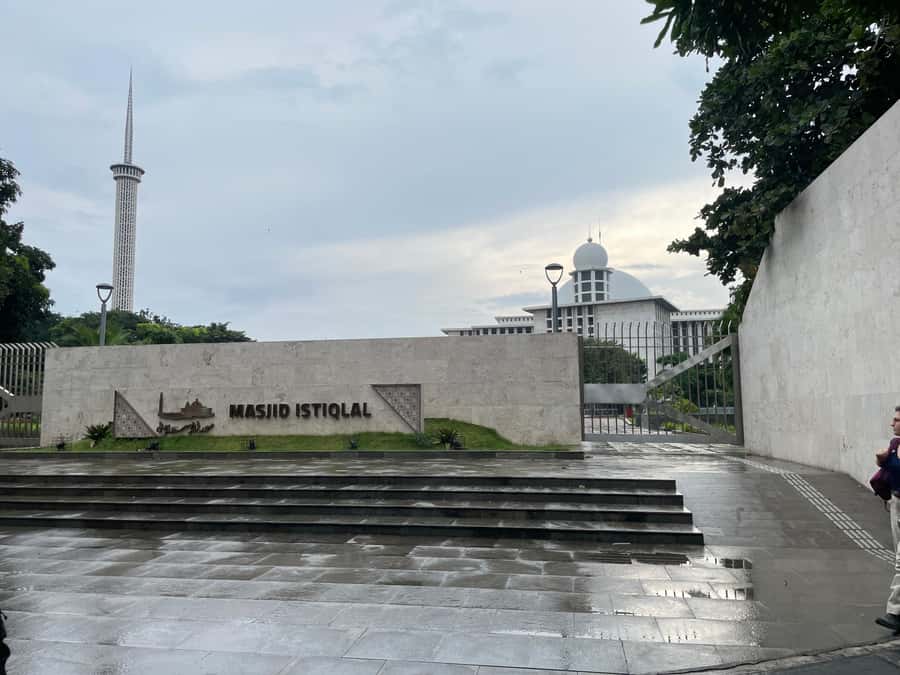 Jakarta Social and Political Walk - Monuments and Public Space That Teach Power