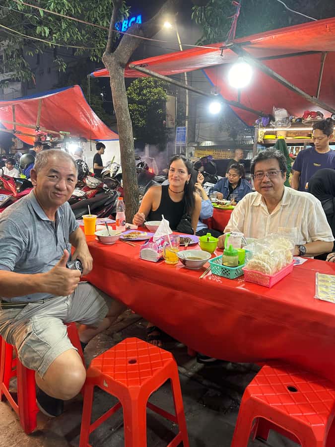 Jakarta: Street Food Tour with a Local Guide - How the Guide Makes This Work for Real Eaters