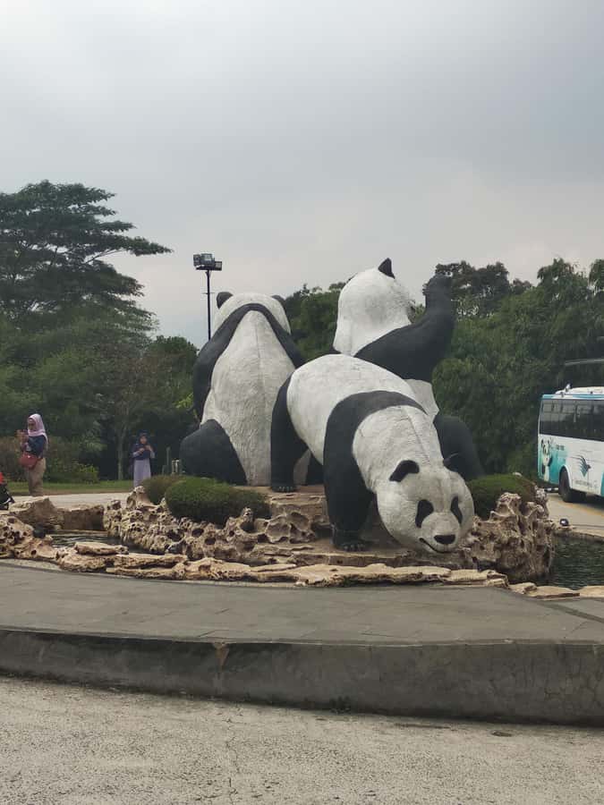Jakarta : Taman Safari, Panda Palace, and Waterfall - Private Tour Comfort: Guides, Pace, and the Human Touch