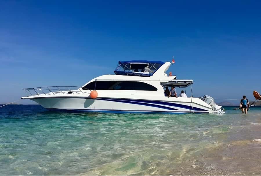 Komodo Island: Komodo Dragons & Islands Day Tour - Lunch, drinks, and the small comforts that keep you sane