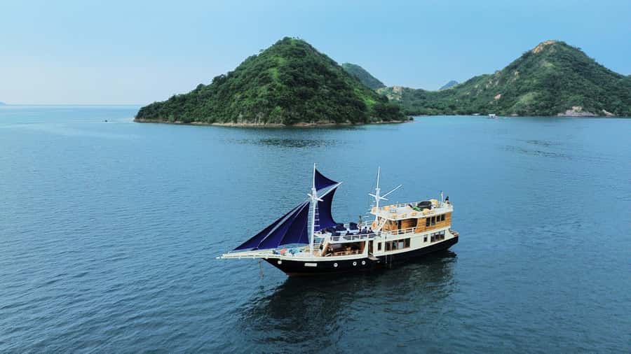 Labuan Bajo: 2 Nights Komodo Liveaboard on Phinisi Boat - Seeing Komodo Dragons on Rinca or Komodo Island