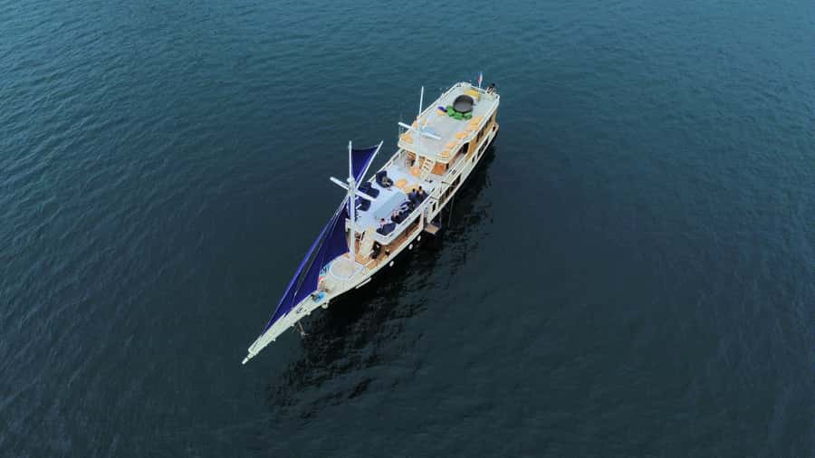 Labuan Bajo: 2 Nights Komodo Liveaboard on Phinisi Boat - Food, Coffee, and Boat Comfort: What You Should Expect Day to Day