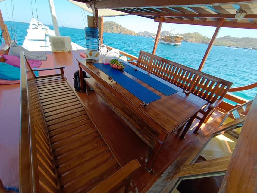 Labuan Bajo: 2D1N Komodo & Pink Beach Shared Boat Tour - Food onboard and the small comforts that keep the trip fun