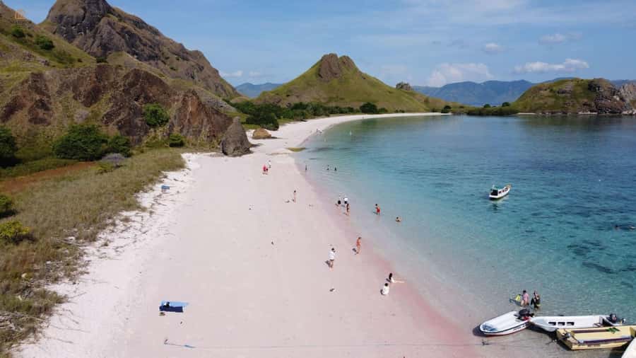 Labuan Bajo: 2D1N Komodo & Pink Beach Shared Boat Tour - Day 1: Kelor Island to Manjarite snorkeling, with the sea doing the planning