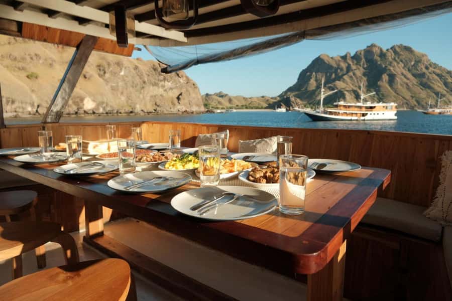Labuan Bajo: 3-Day Komodo Island and Pink Beach Tour - Day 1: Kelor Island, Manjarite Snorkeling, and the Kalong Sunset