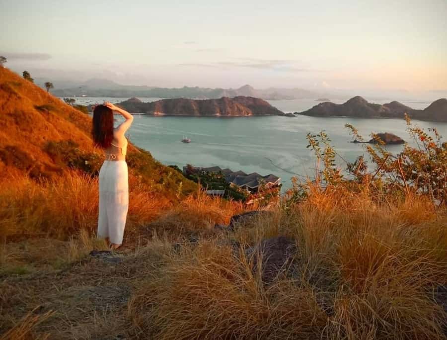Labuan Bajo: Rangko Cave and Beach Snorkeling Half-Day Tour - Amelia Hill: the sunset viewpoint that makes the day feel complete