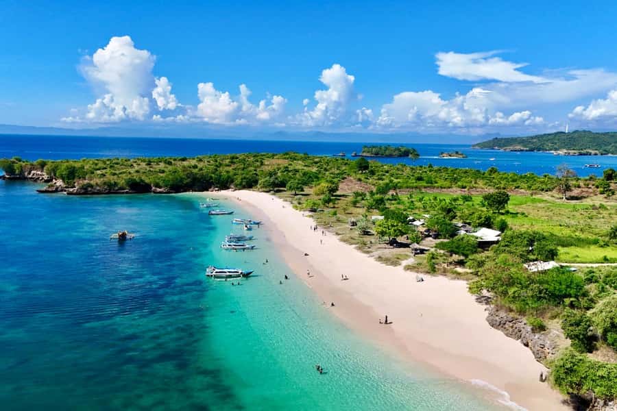 Lombok: Pink Beach, Gili Petelu & Private Snorkeling Tour - From hotel pickup to Telong Elong Port, you start moving fast