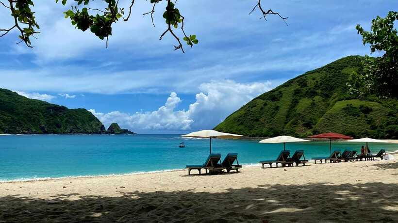 Lombok : Privat Tour Sasak Culture, Nuture & South Beach - Beach Stop 1: Kuta Beach on Lombok’s Dramatic South Coast