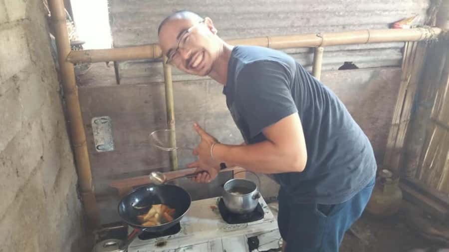 Lombok Traditional Pottery Experience and Village life - The village kitchen after pottery: cooking and eating together