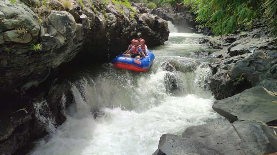 Lombok: Waterfall Benang Kelambu & River Rafting Trip - Jangkok River Rafting: Gentle Rapids, Real Fun