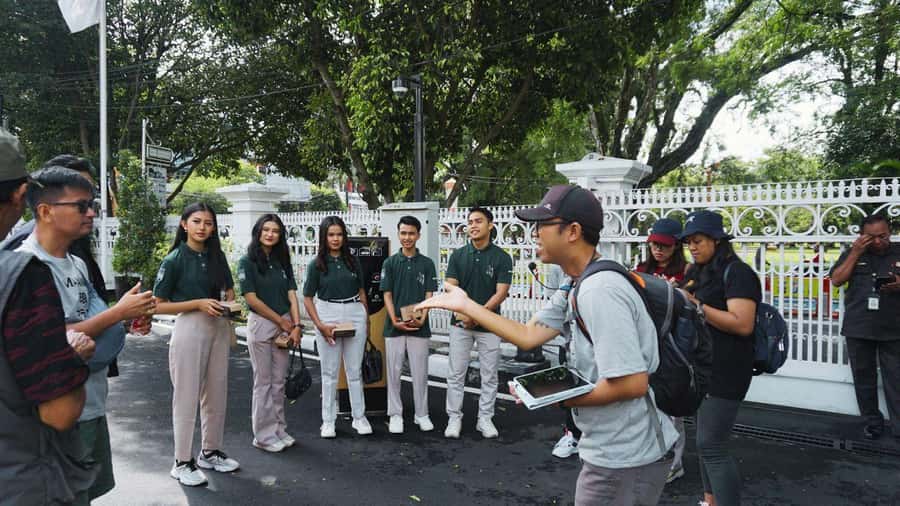 Malang: City Highlights Walking Tour - Flower and pet market area, a peek into daily Malang life