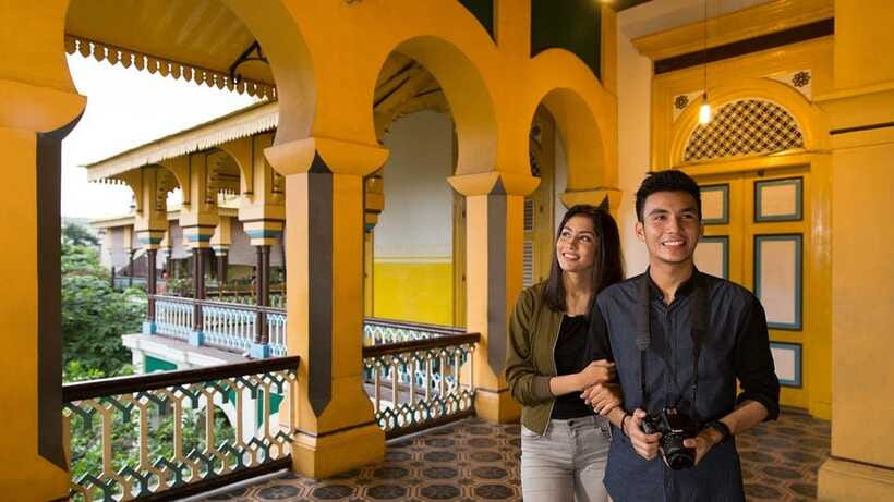 Medan: Highlights City Sightseeing Guided Group Tour - Tip Top Café coffee break with colonial-era vibes