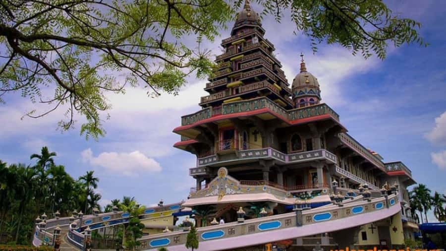 Medan: Highlights City Sightseeing Guided Group Tour - Pajak Ikan Lama and the old-market energy
