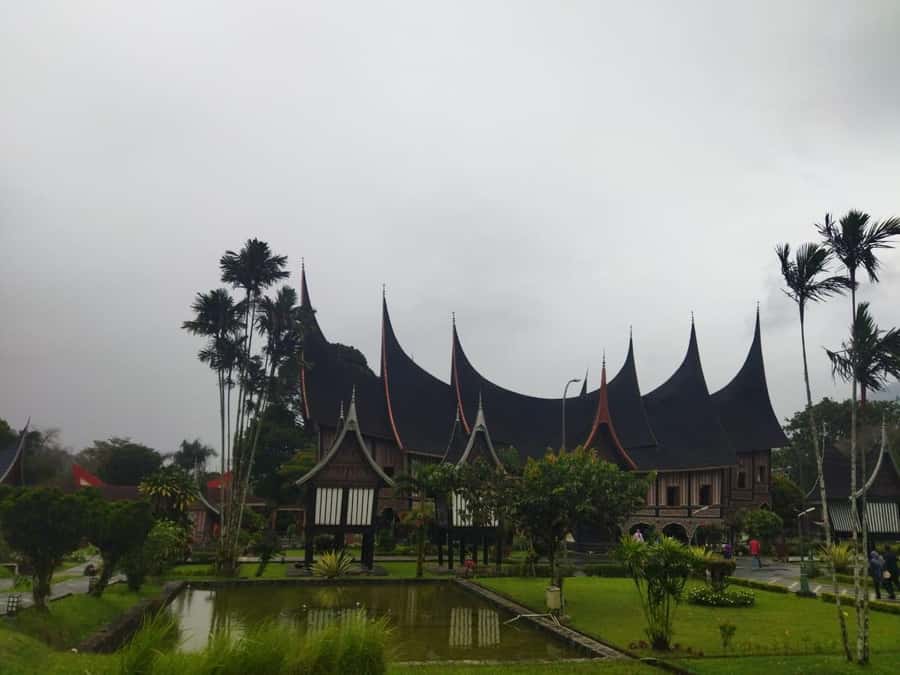 MEDAN : Private Car Driver For Medan Excursions - How the 10-hour day stays fun: stops, breaks, and scenic drives