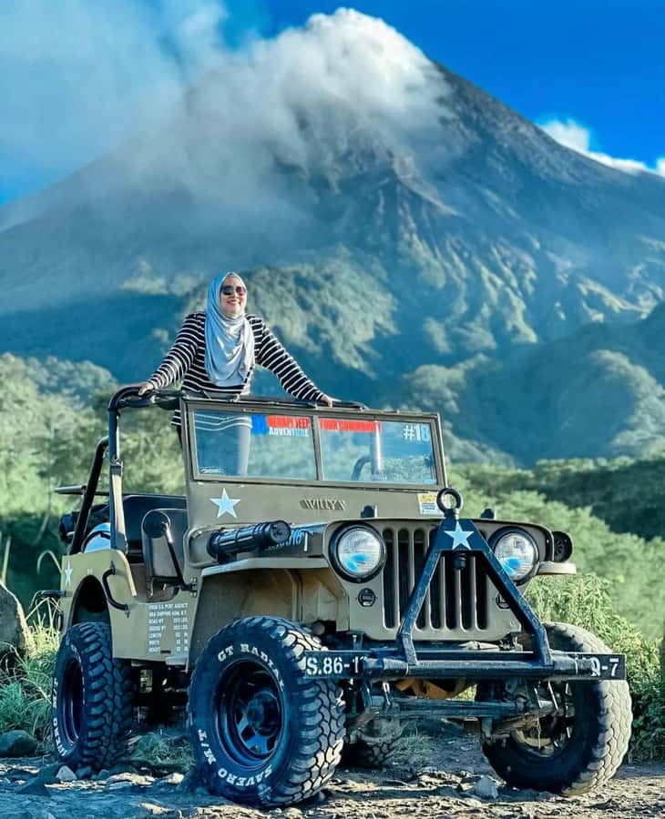 Merapi volcano sunrise with 4wd jeep and step on cold lava - Chasing a Merapi Sunrise by 4WD Jeep (Why you go so early)