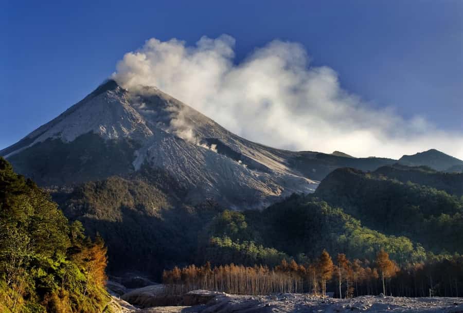 Merapi volcano sunrise with 4wd jeep and step on cold lava - Merapi Museum: the morning’s meaning shift from view to context