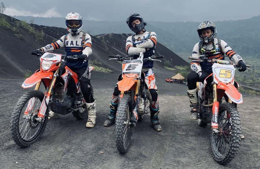 Mount Batur: Sunrise Dirt Bike Trek with Trained Riders - The summit moment: sunrise views, breakfast, and time to breathe