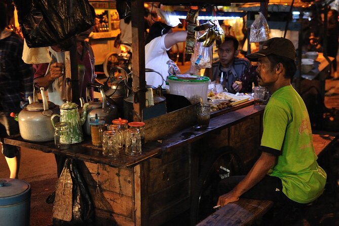 Night Walking Tour-Malioboro street food with guide at Yogyakarta - From Tugu to Malioboro, how the guide sets you up fast