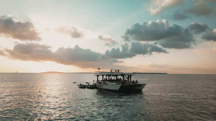 Nusa Lembongan: 4-in-1 Half-Day Catamaran Snorkeling Cruise - Nusa Penida snorkeling and the marine-life viewing bonus