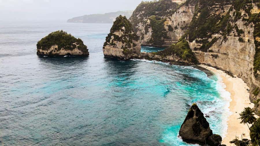 Nusa Penida: Tembeling Beach, Goa Giri Putri & Diamond Beach - Diamond Beach: Cliff Stairs Down to White Sand and Clear Water
