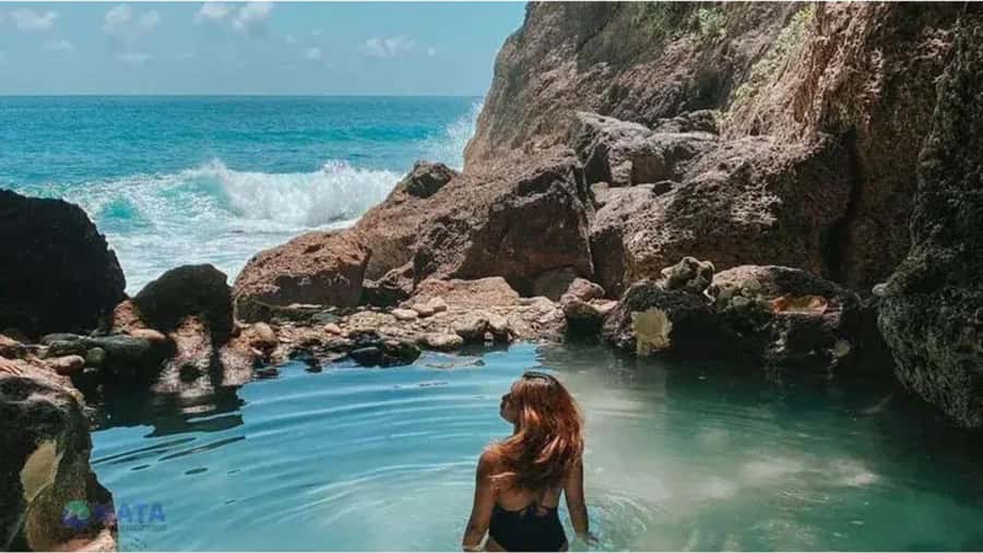 Nusa Penida: Tembeling Beach, Goa Giri Putri & Diamond Beach - Guide Quality and Group Size: Private Car, Variable Guidance