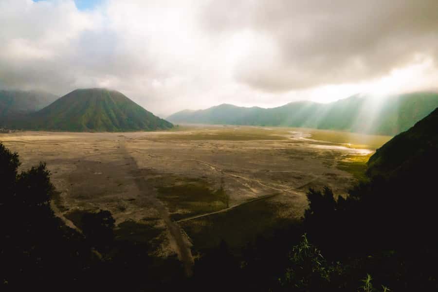 Probolinggo: Dawn Journey to Mount Ijen Sunrise Expedition - King Kong Hill: more viewpoints, more chances for photos