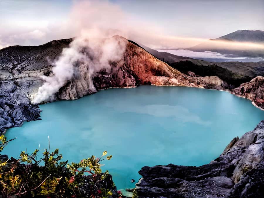 Shared Tour Mount Ijen 1D start from Banyuwangi - Sunrise at Ijen crater lake, why the turquoise matters