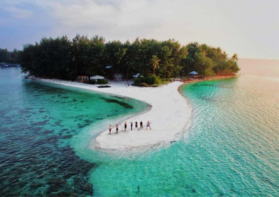 Snorkelling & islandhopping tour Karimunjawa (sharing tour) - Island stop one: beach time plus beach BBQ lunch