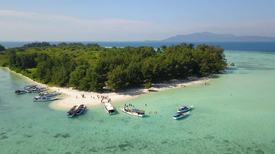 Snorkelling & islandhopping tour Karimunjawa (sharing tour) - Meeting the crew at Alun Alun and getting your kit ready